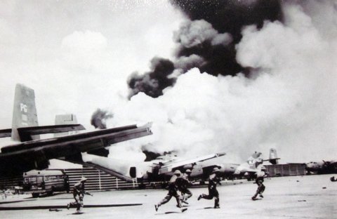 Quân giải phóng đánh sân bay Tân Sơn Nhất ngày 30/4/1975. Ảnh: Đinh Quang Thành