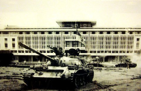 Xe tăng quân giải phóng đánh chiếm phủ tổng thống ngụy lúc 9g30 ngày 30/4/1975